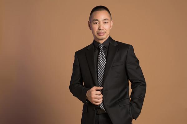 人物觀|柯尚木門(mén)羅杰:用細(xì)致情感做原創(chuàng)匠心木門(mén) 人物觀|柯尚木門(mén)羅杰:用細(xì)致情感做原創(chuàng)匠心木門(mén)