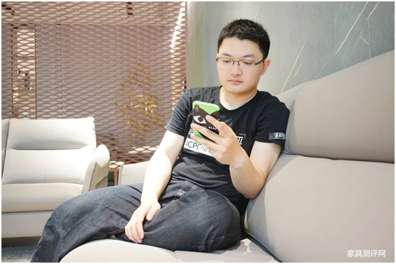 庫(kù)萊雅家居：老師們，別總是站著，坐下來(lái)休息一下